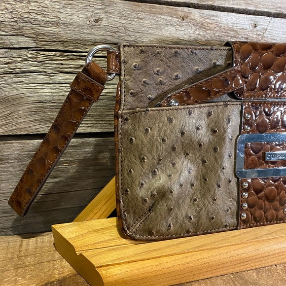 NWOT 90s Inspired GUESS Clutch Purse in Faux Ostrich/Alligator - Beauty - Picture 9 of 10